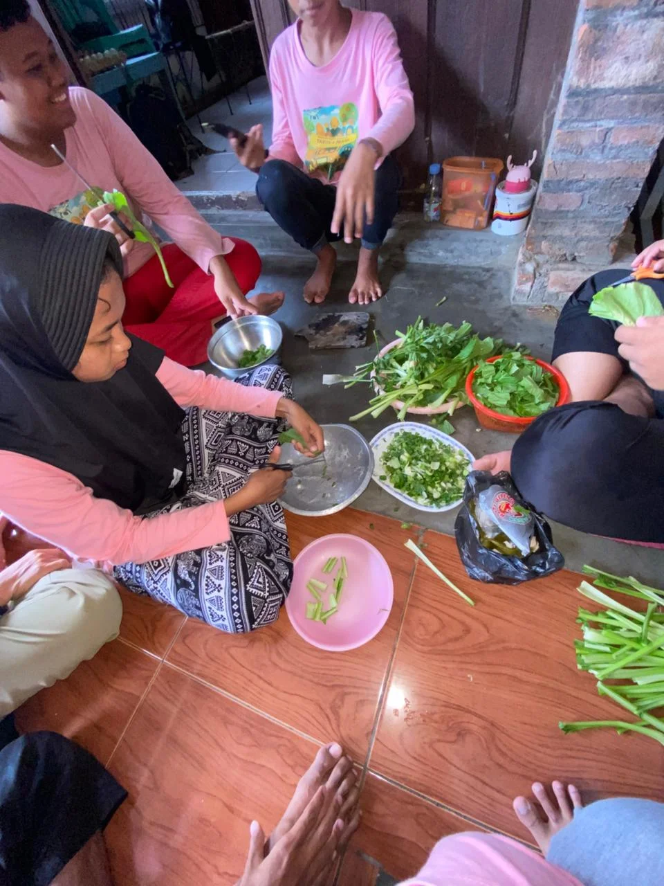 Siswa ABK sedang mempersiapkan bahan untuk kegiatan memasak sebagai program life skill YUKA