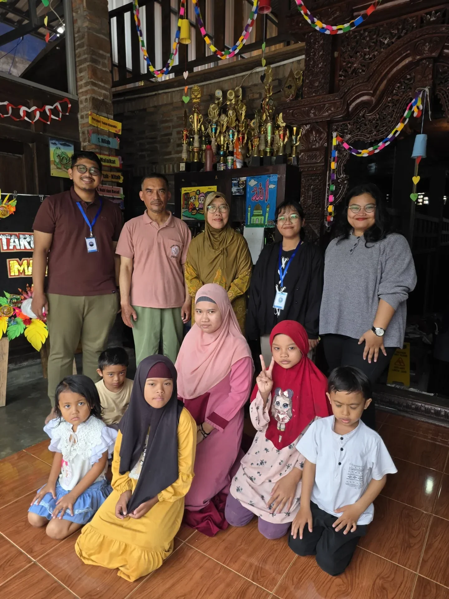 Anak-anak berkebutuhan khusus bersama guru dan pendamping berfoto di ruang utama Sekolah Inklusi Taruna Imani, Sleman