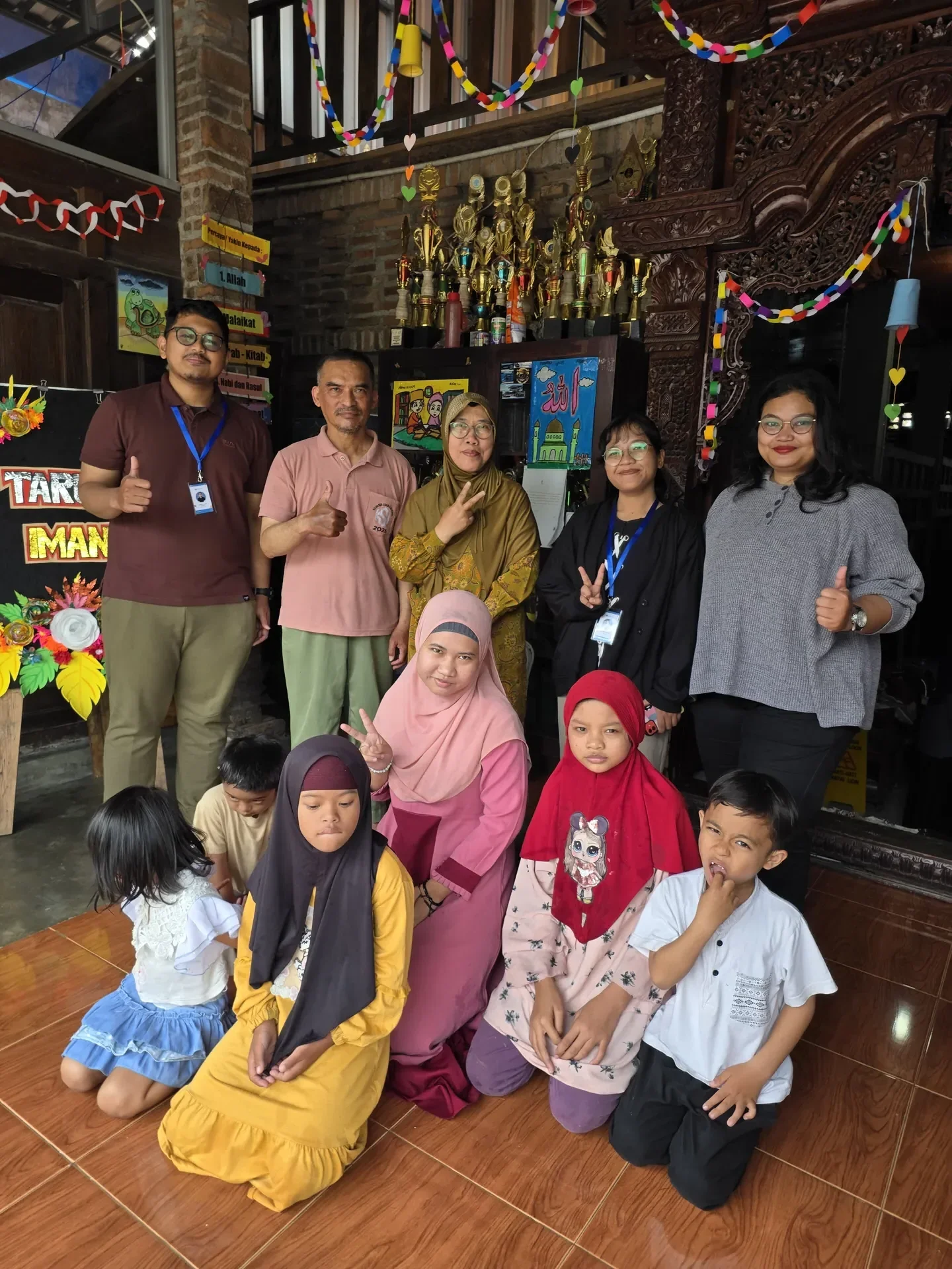Guru, pendamping, dan anak-anak berkebutuhan khusus berfoto bersama di Sekolah Inklusi Taruna Imani, Sleman
