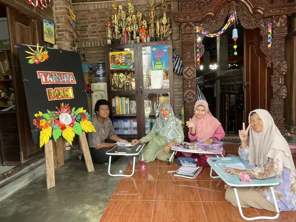 Siswa dan guru belajar bersama menggunakan meja lipat di ruang kelas Sekolah Inklusi Taruna Imani, Sleman
