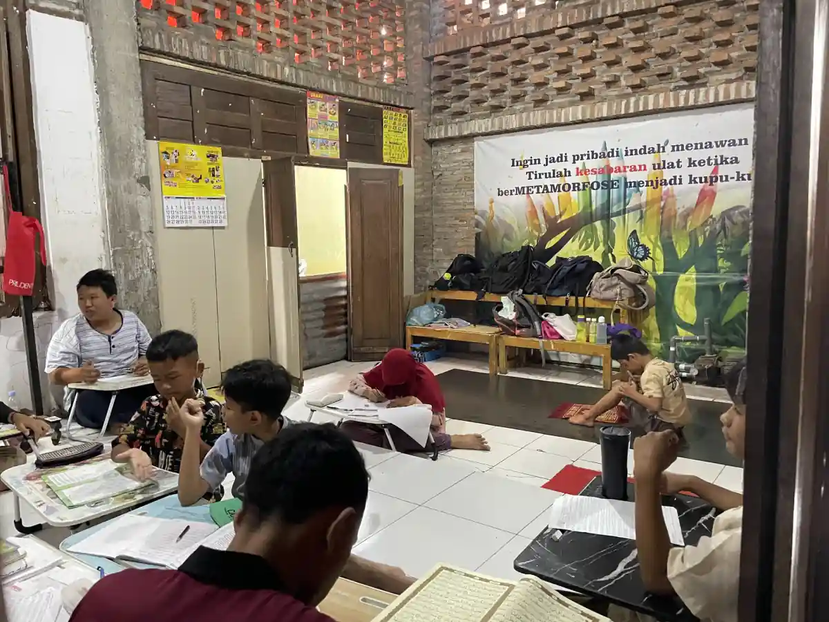 Siswa belajar di meja lipat dalam ruang belajar Sekolah Inklusi Taruna Imani, Sleman, Yogyakarta