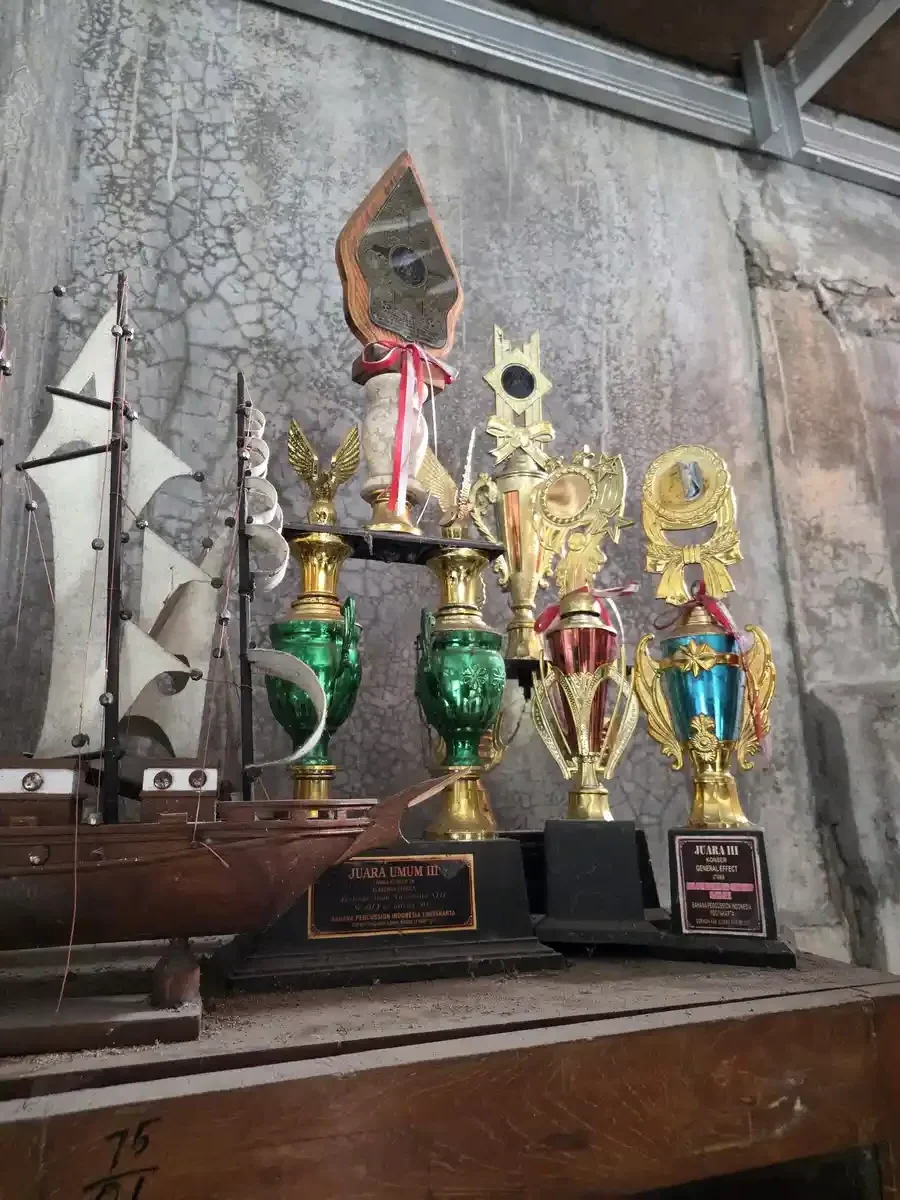 Koleksi piala dan trofi prestasi anak-anak difabel YUKA dalam berbagai kompetisi