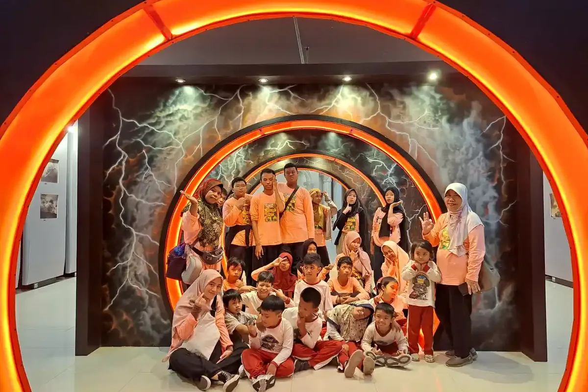 Siswa dan pendamping YUKA berfoto bersama di area pameran museum
