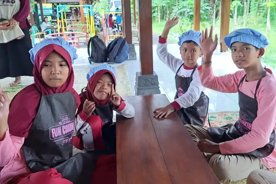 Pendamping YUKA berinteraksi sejajar wajah dengan anak berkebutuhan khusus, gambaran penerapan Hanen Approach terapi bahasa anak