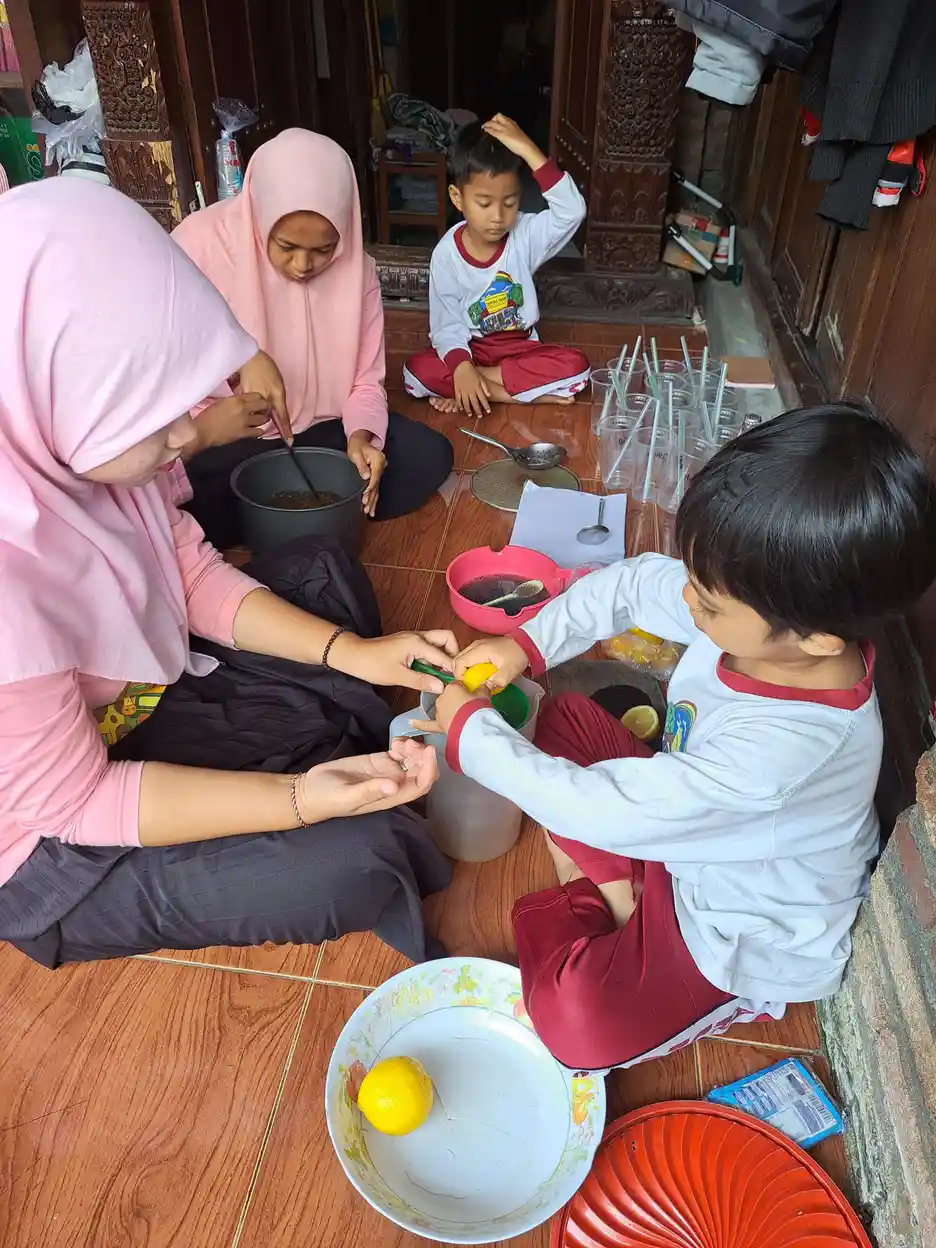 Keluarga melakukan kegiatan kerajinan bersama di rumah