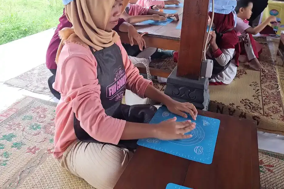Peserta pelatihan keterampilan memasak YUKA menyiapkan adonan di meja kerja