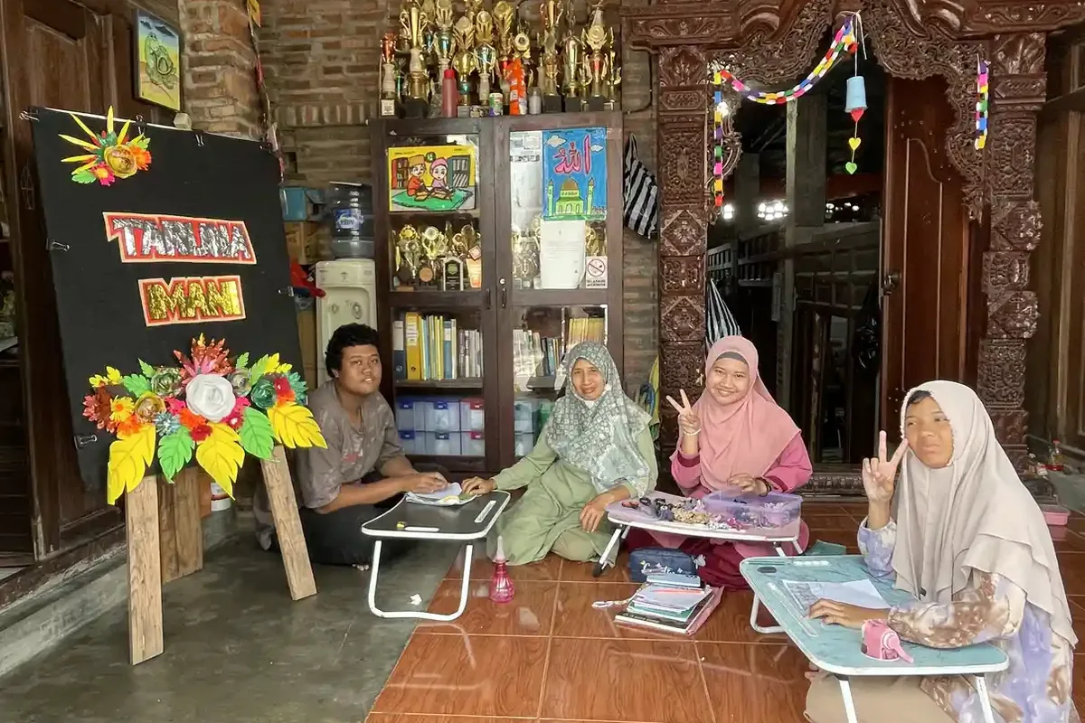 Anak mengikuti aktivitas rumah dengan arahan bertahap dan dukungan orang dewasa
