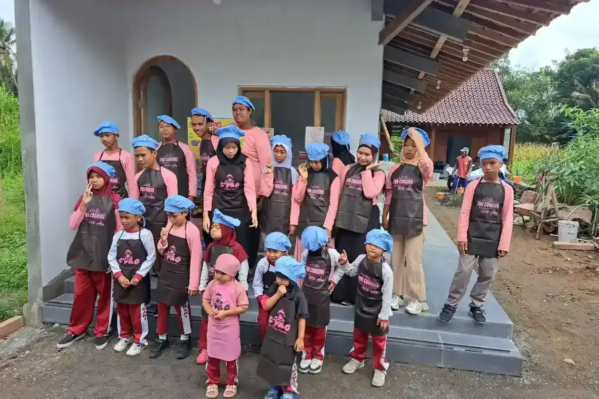 Anak berlatih aktivitas motorik bersama pendamping dalam lingkungan belajar yang aman