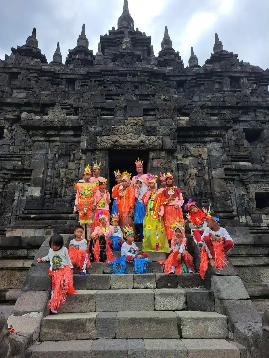 Anak-anak binaan YUKA dalam kegiatan wisata edukasi di Candi Plaosan, Yogyakarta - salah satu program pendampingan anak berkebutuhan khusus termasuk anak tunalaras