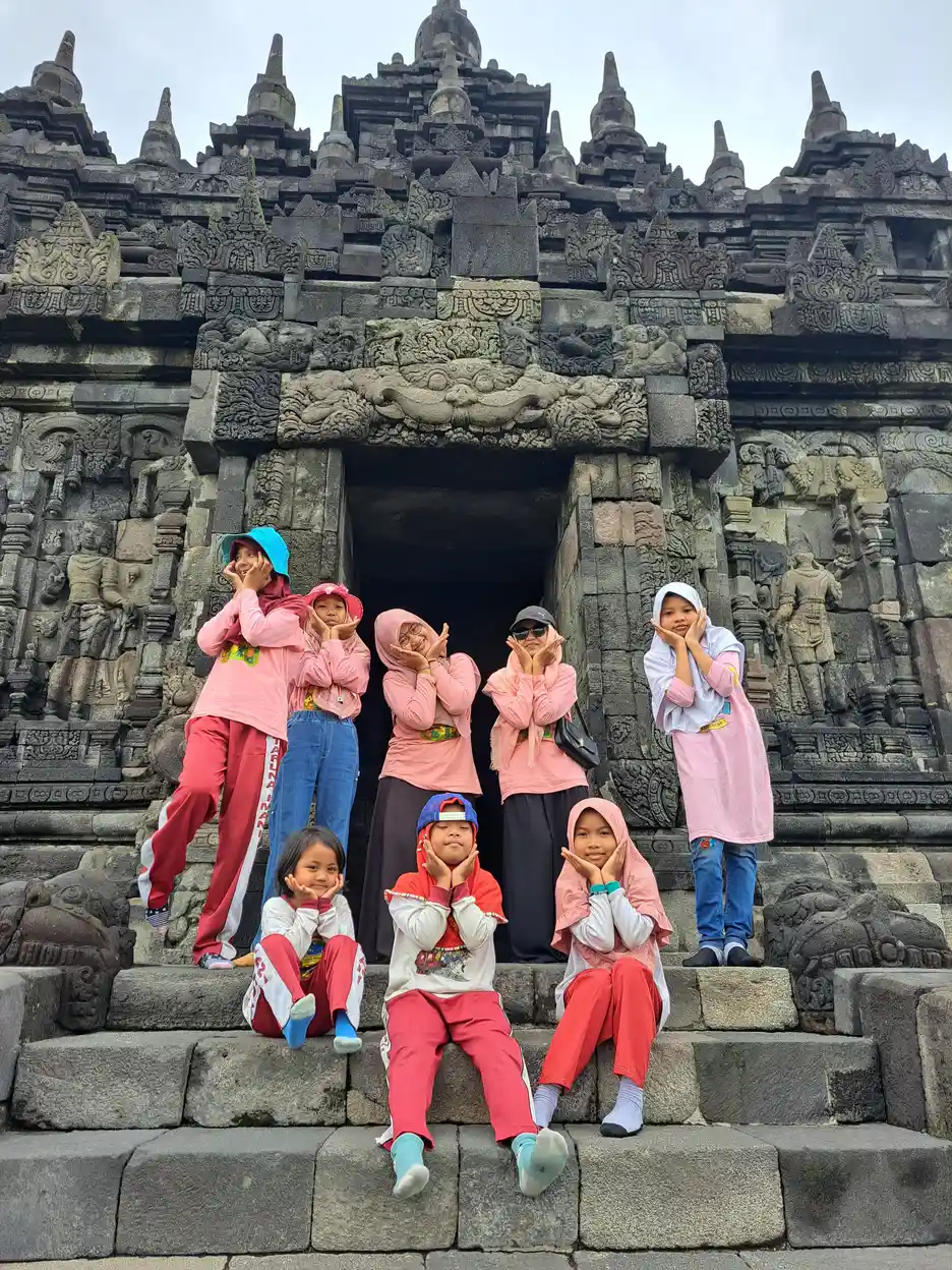 Anak-anak berkebutuhan khusus dalam kegiatan wisata edukasi bersama YUKA di Candi Plaosan, Yogyakarta