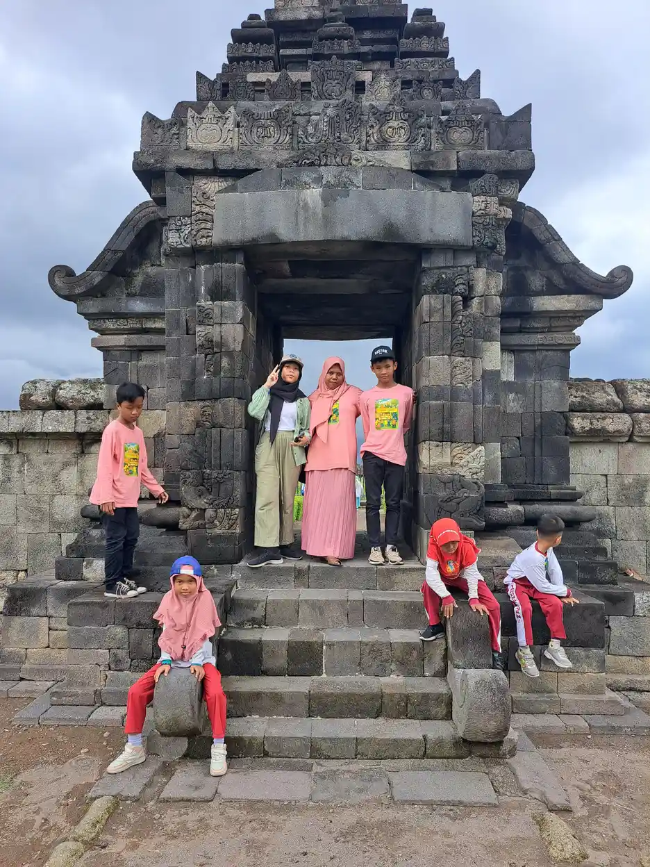 Keluarga menikmati wisata edukasi