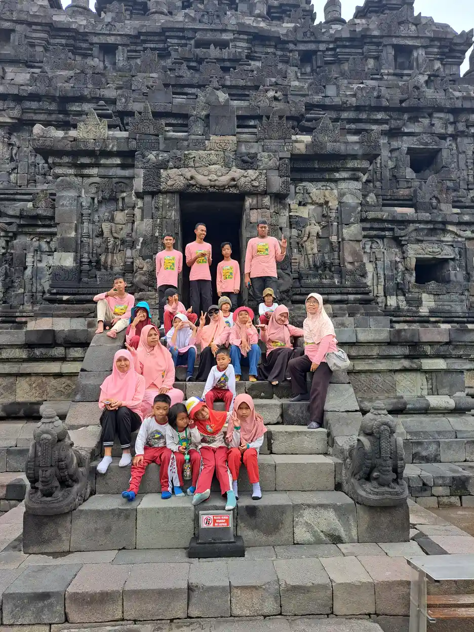 Keluarga besar di candi