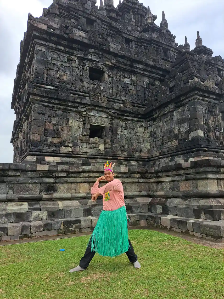 Berpose di candi