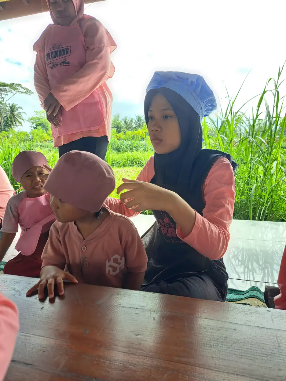 Anak-anak belajar bersama di luar ruangan, kegiatan outdoor yang baik untuk anak ADHD