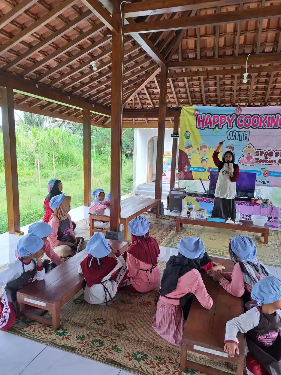 Anak-anak berkebutuhan khusus belajar memasak bersama di YUKA Yogyakarta, termasuk anak down syndrome