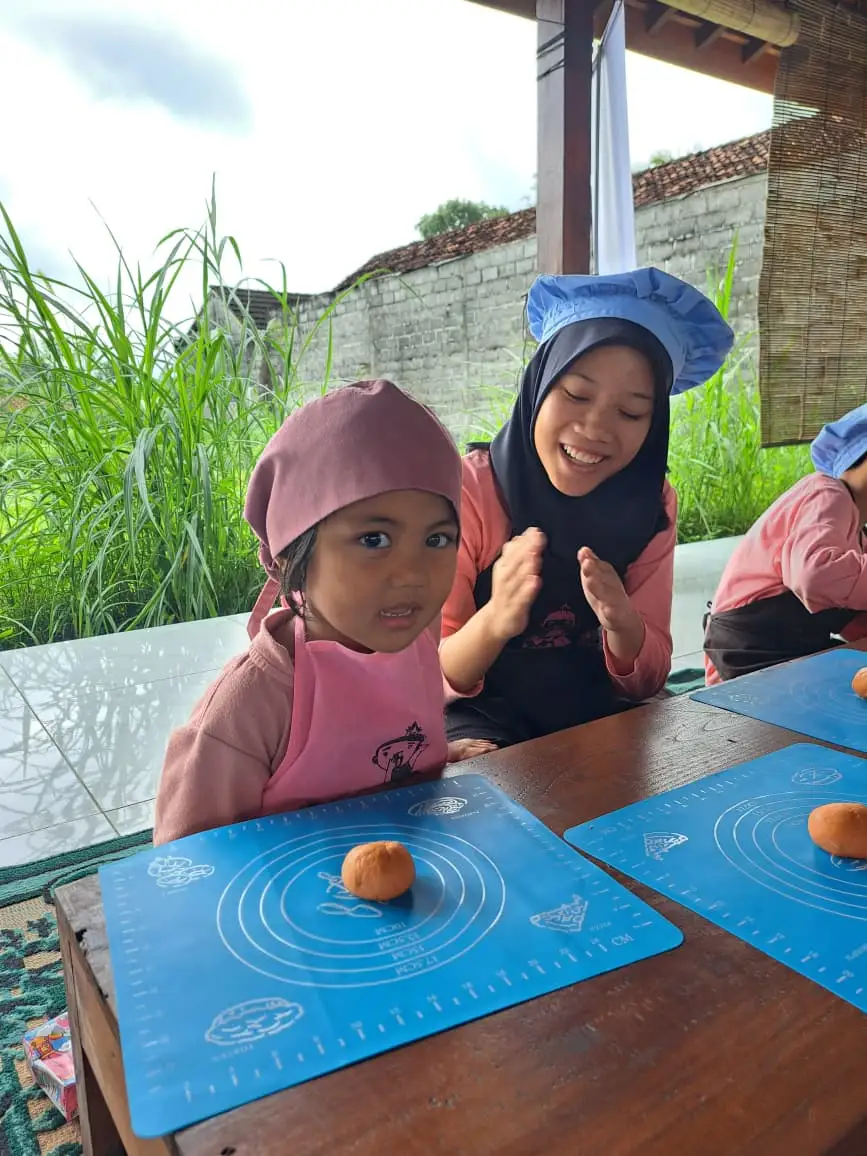 Anak-anak belajar memasak kue bersama, kegiatan terstruktur yang membantu anak hiperaktif fokus