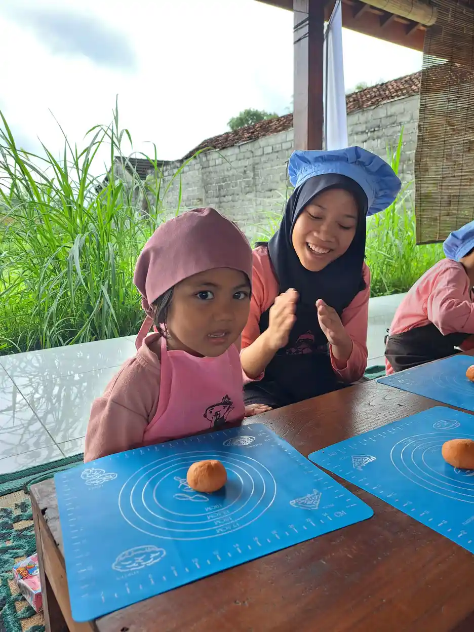 Anak-anak YUKA aktif bergerak saat kegiatan outdoor belajar memasak, melatih motorik kasar melalui aktivitas fisik