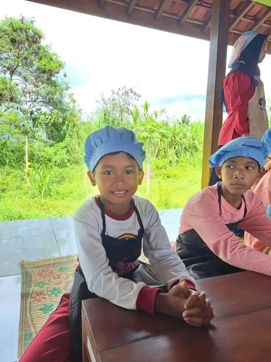 Anak-anak belajar memasak tradisional sebagai bagian dari asesmen fungsional dan kemandirian di YUKA