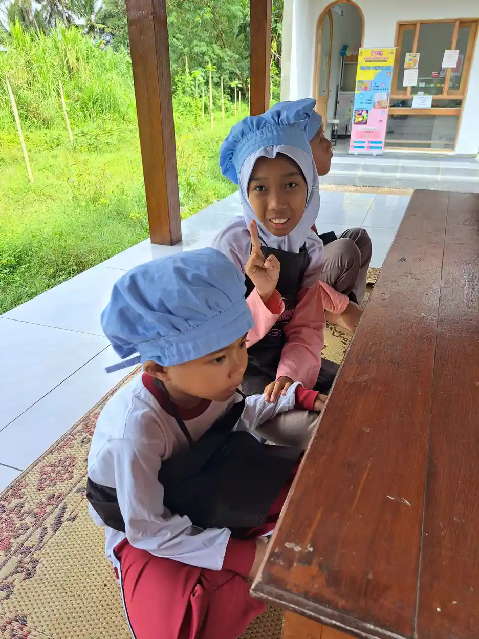 Anak-anak berkebutuhan khusus belajar memasak tradisional dengan pendampingan di program YUKA Yogyakarta