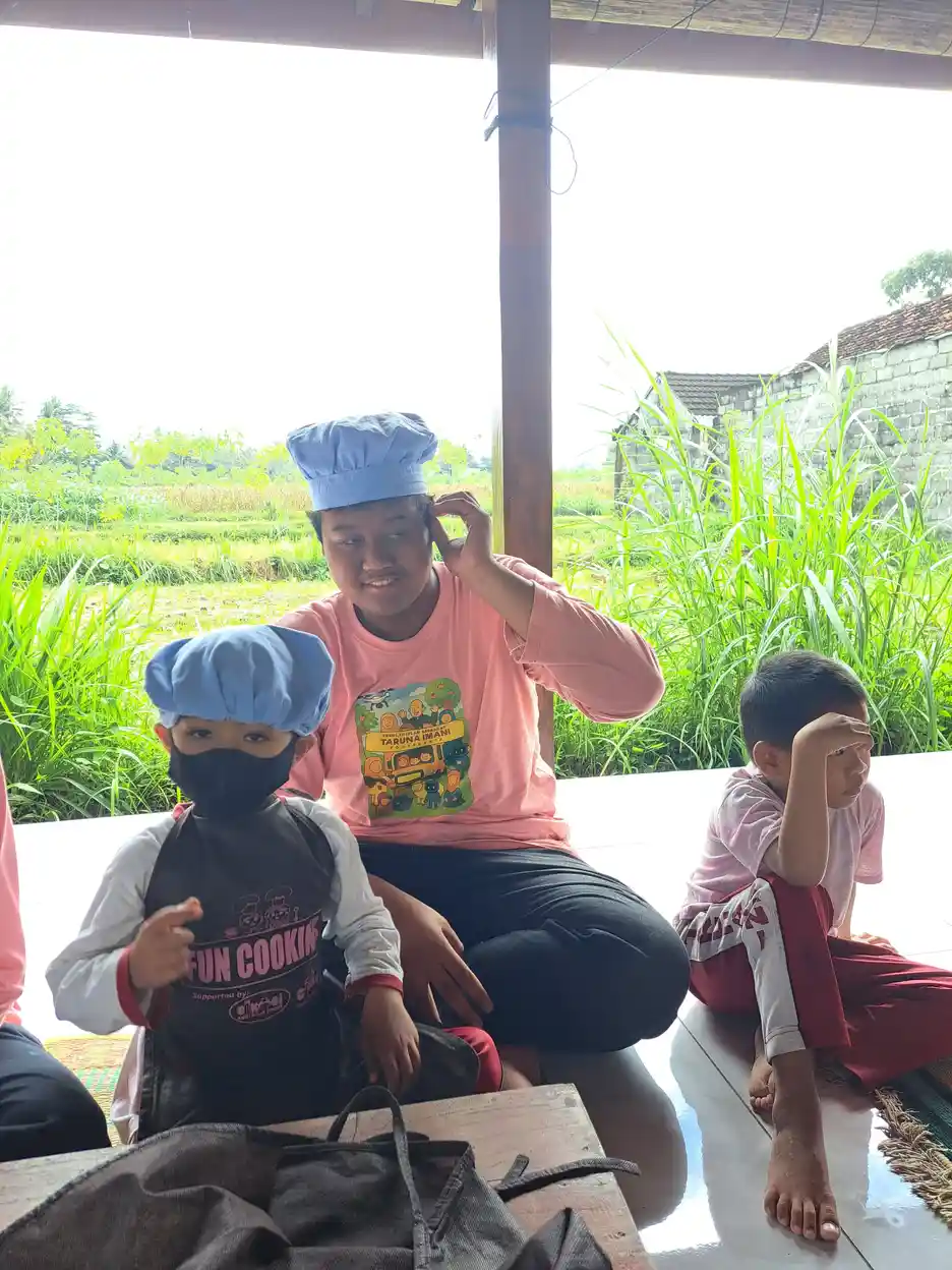 Anak-anak bermain dengan topi koki dalam kegiatan terapi bermain di YUKA
