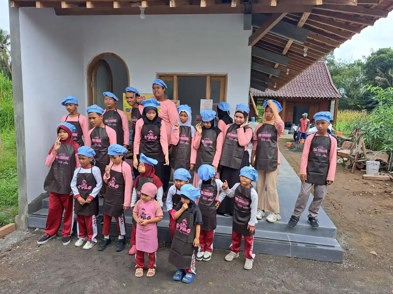 Anak-anak berkebutuhan khusus mengikuti kelas memasak bersama di YUKA sebagai bagian dari program pendidikan khusus