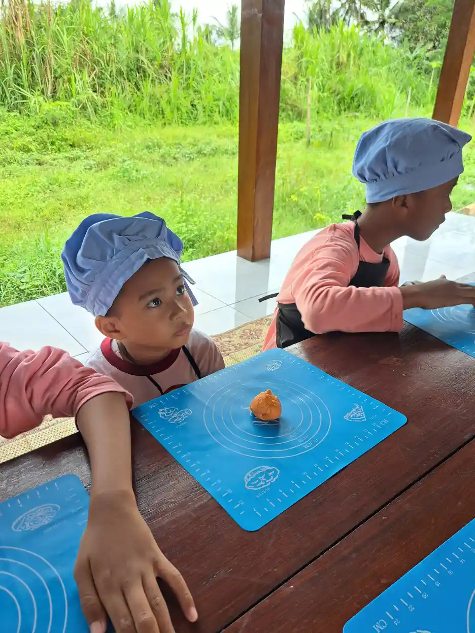 Anak-anak YUKA berpartisipasi aktif dalam kegiatan memasak outdoor yang melibatkan gerakan motorik kasar