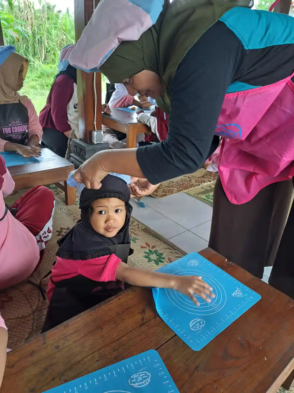 Anak belajar memasak bersama ibu sebagai penerapan Montessori di rumah