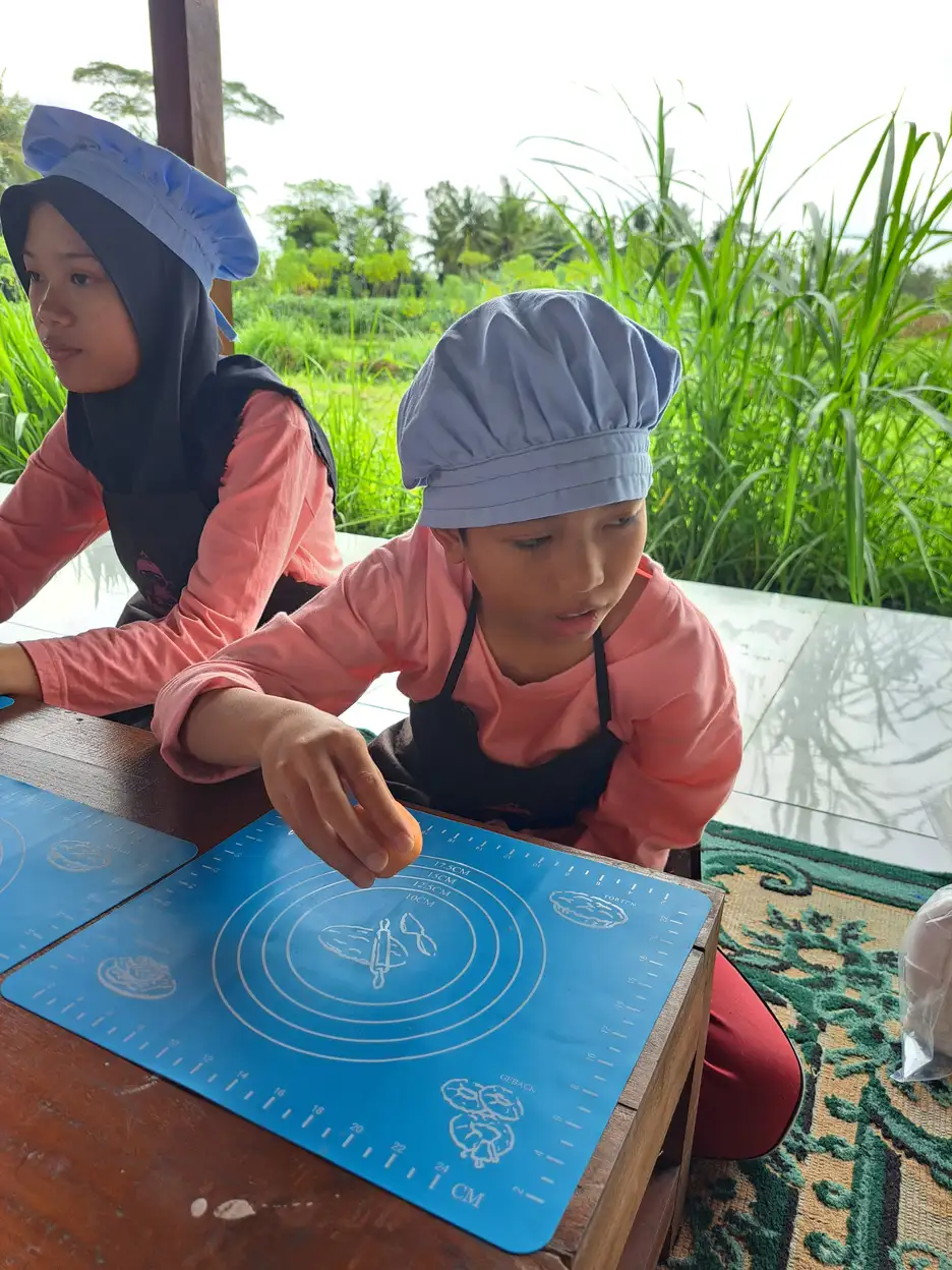 Anak belajar membuat kue bersama sebagai bagian dari asesmen keterampilan motorik halus dan kemandirian