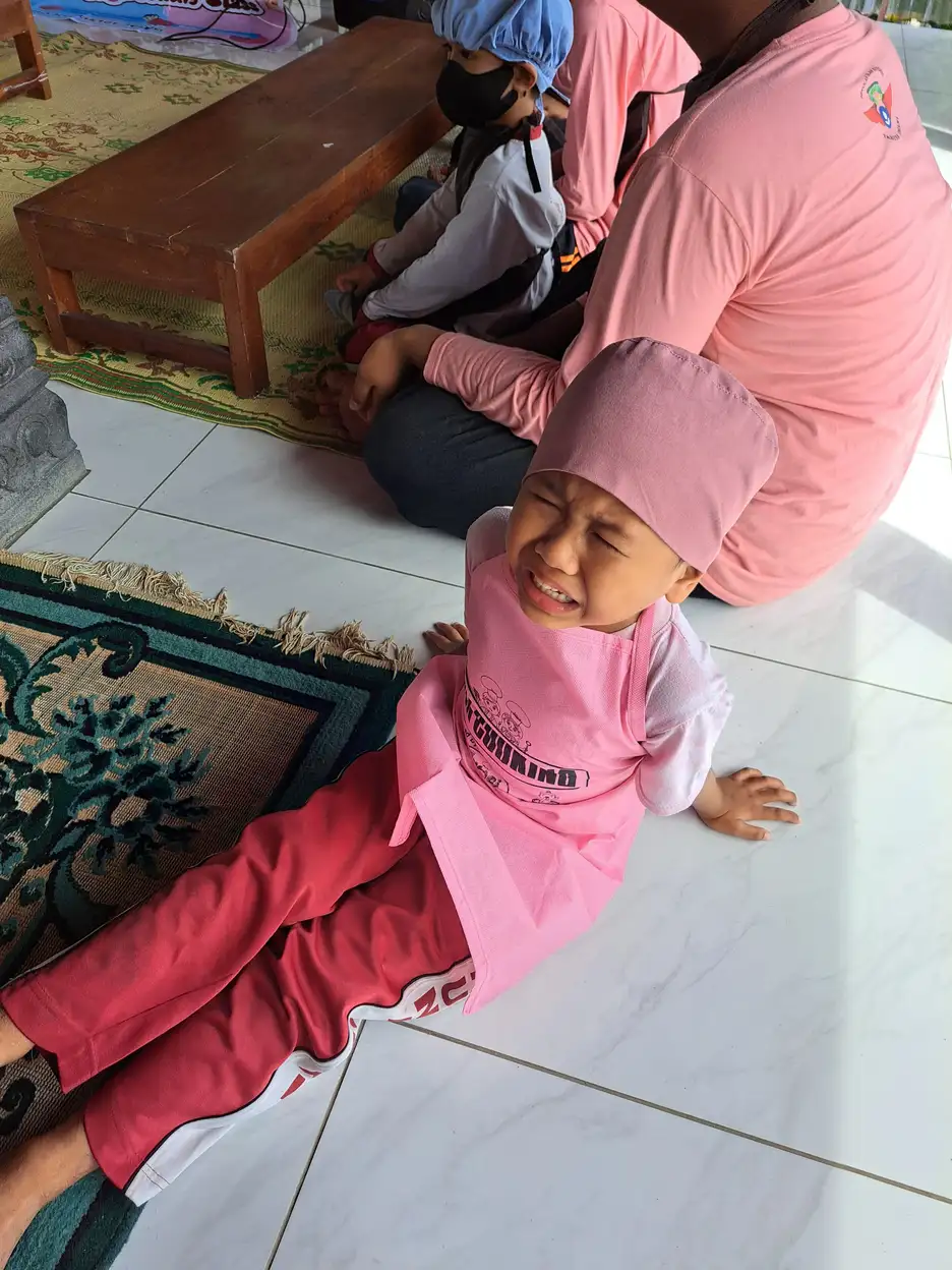 Anak bermain di rumah dengan berbagai aktivitas sensorik yang mendukung tumbuh kembang