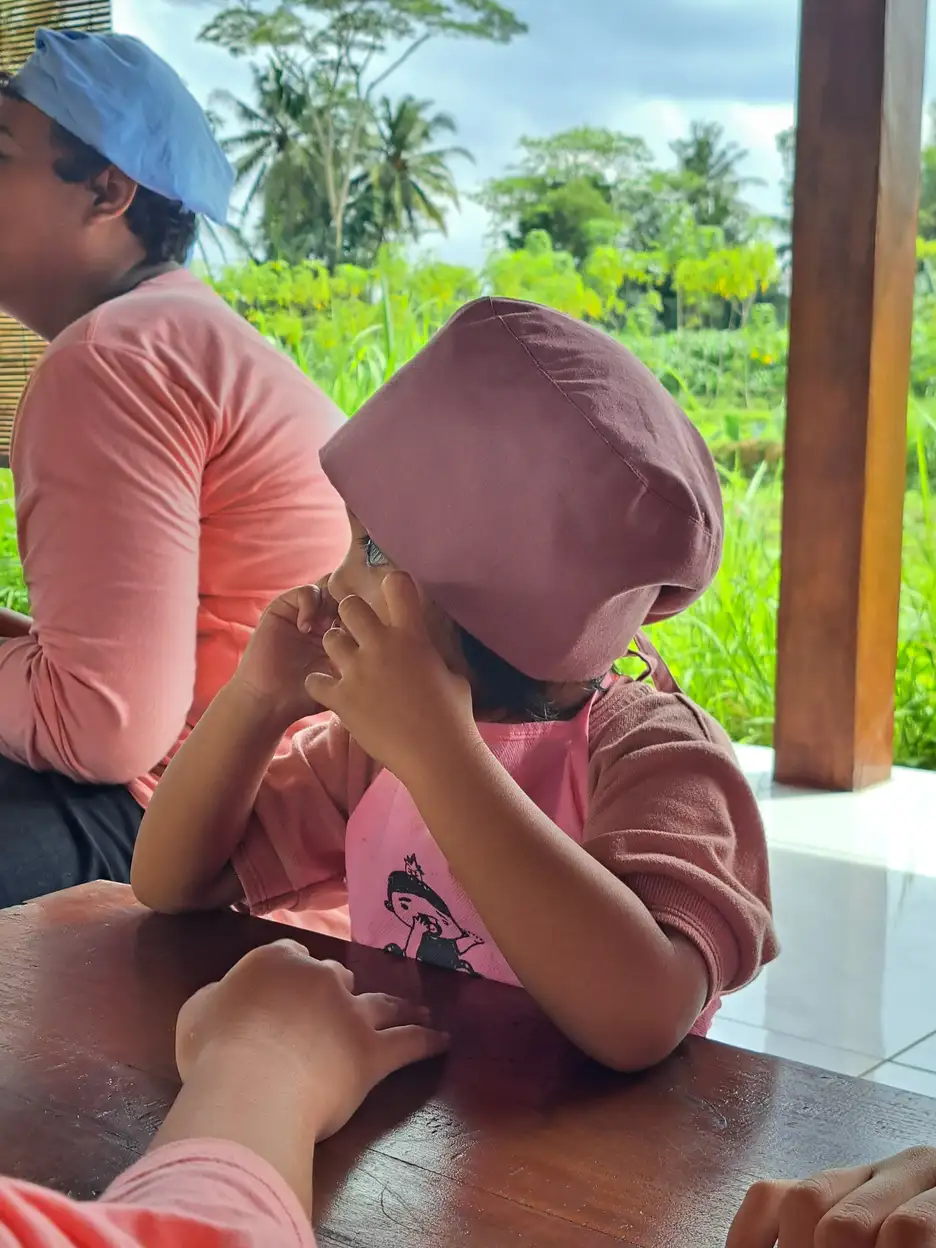 Anak bermain kartu edukasi dengan pendekatan Montessori di lingkungan tropis