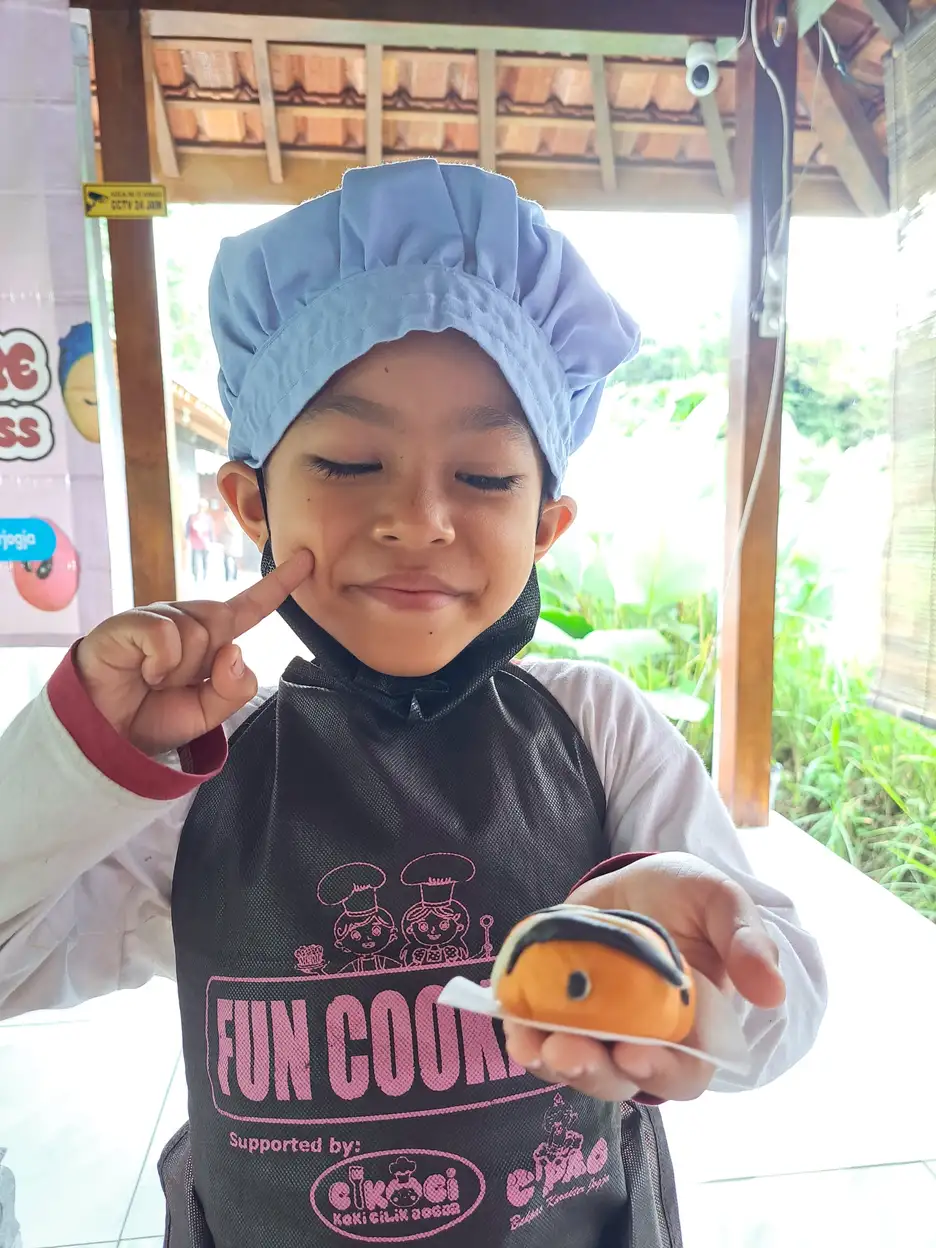 Chef cilik menunjukkan hasil