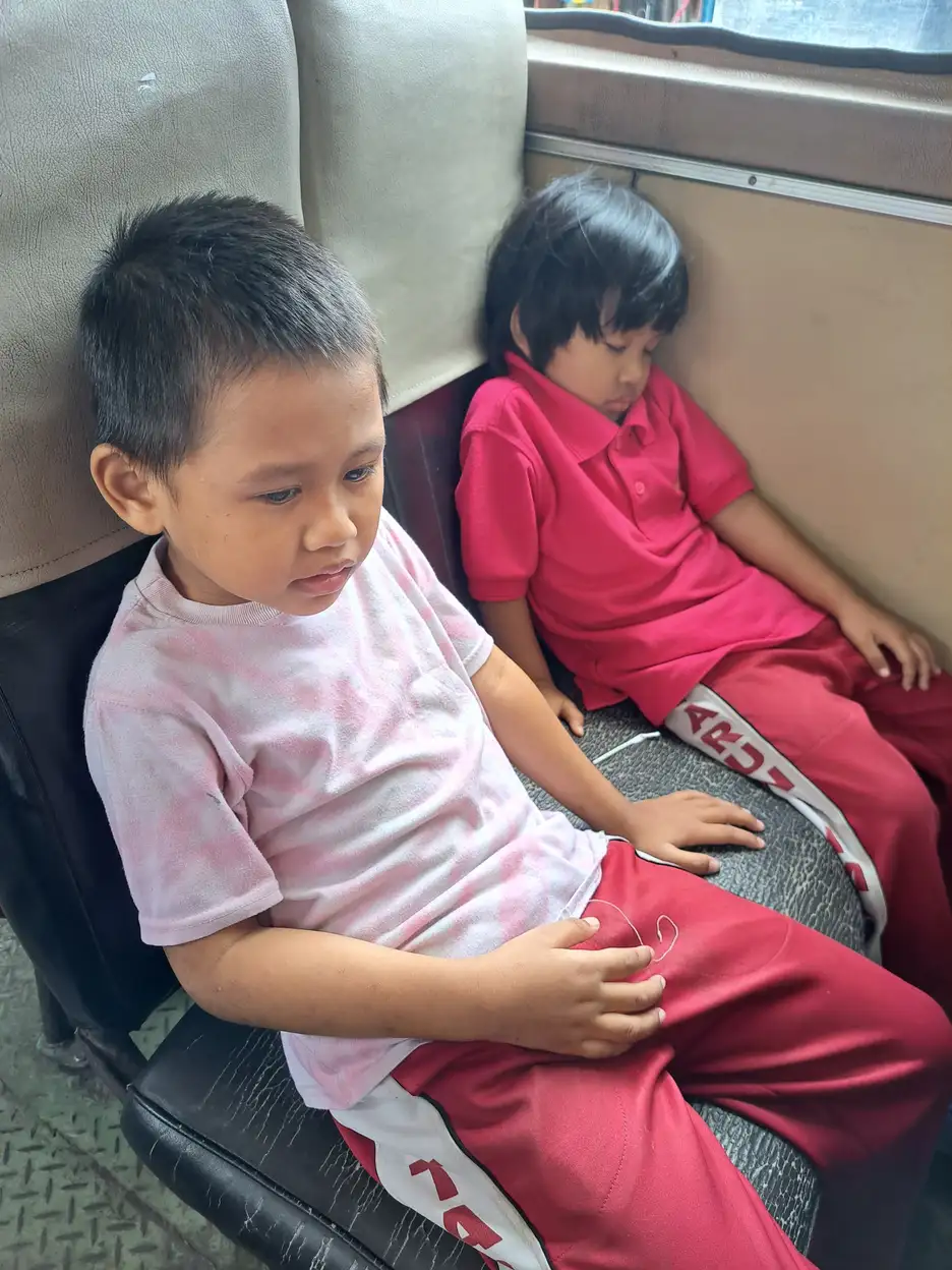 Anak laki-laki duduk di sofa, ilustrasi perbedaan antara anak aktif dan anak hiperaktif