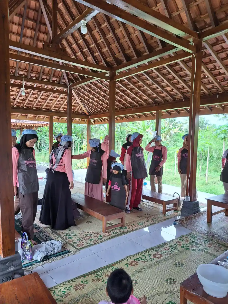 Kegiatan kelompok di pavilion kayu YUKA, menunjukkan suasana belajar yang inklusif dan ramah