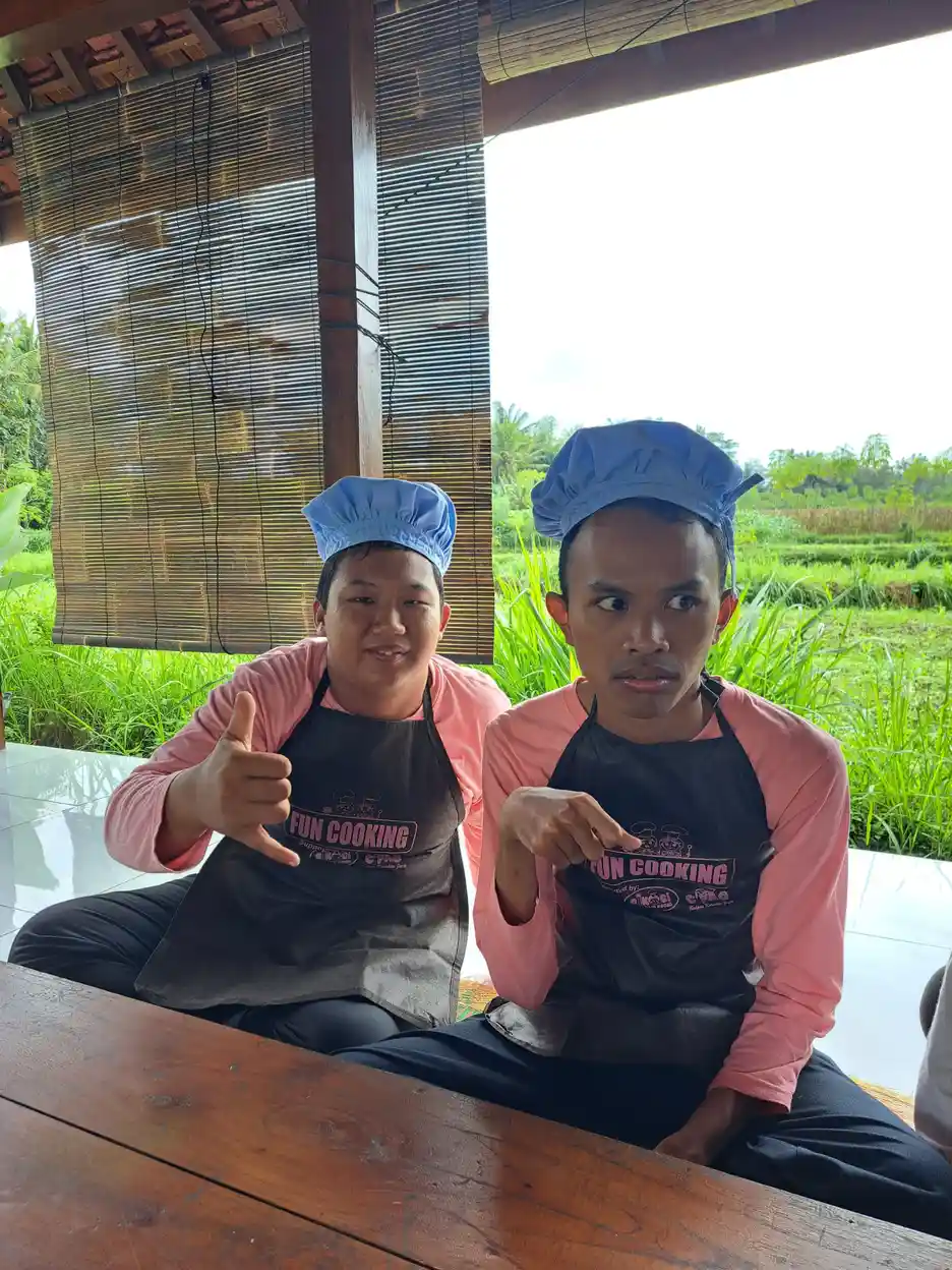 Instruktur memberikan pendampingan individual kepada anak dalam kegiatan kelas kuliner di YUKA