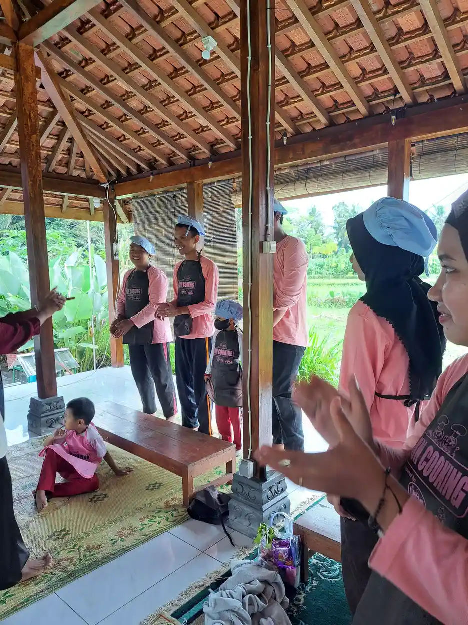 Kunjungan kelompok ke rumah tradisional Jawa, menggambarkan kegiatan sosial yang inklusif bagi semua kalangan termasuk penyandang disabilitas