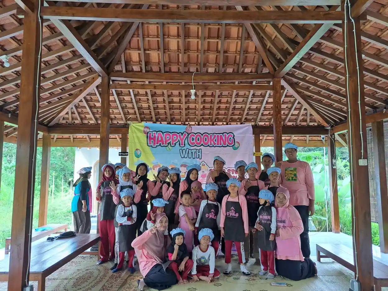 Peserta program pelatihan keterampilan berfoto bersama setelah menyelesaikan program pemberdayaan