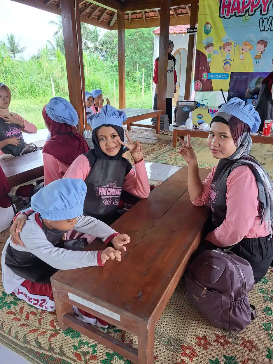 Siswa-siswa belajar bersama di gazebo Sekolah Inklusi Taruna Imani YUKA dalam suasana belajar yang inklusif dan menyenangkan