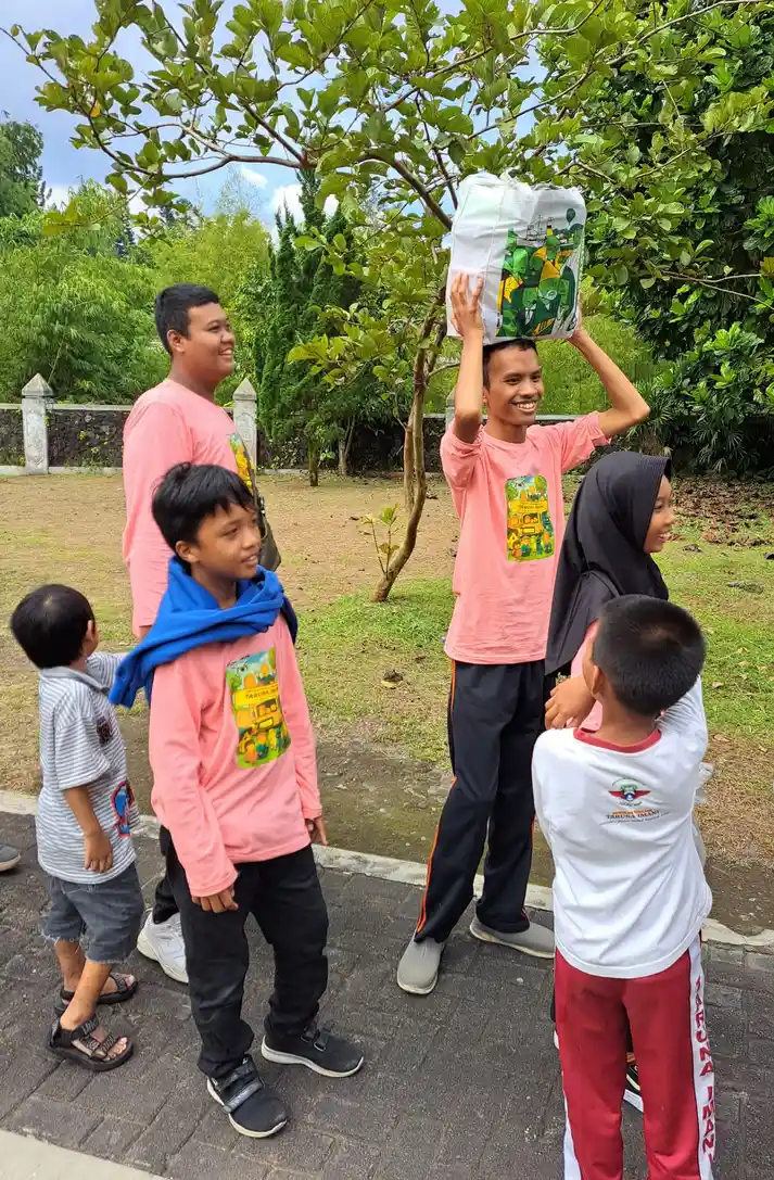 Anak-anak bermain bersama di luar ruangan dalam kegiatan sekolah yang inklusif