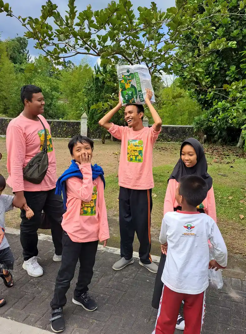 Anak-anak bermain permainan berkelompok di taman dengan pendampingan