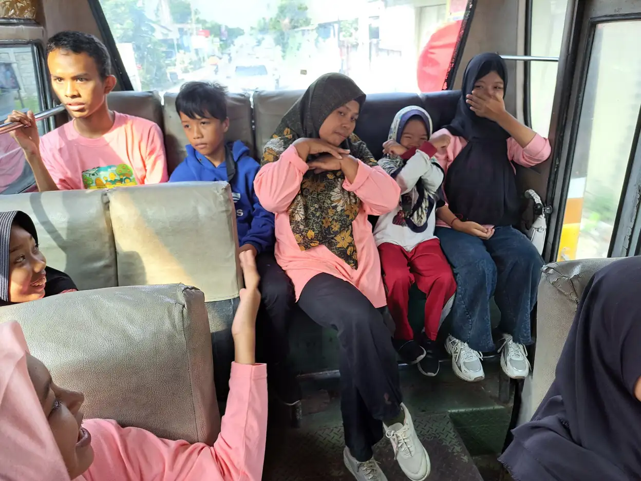 Naik bus bersama